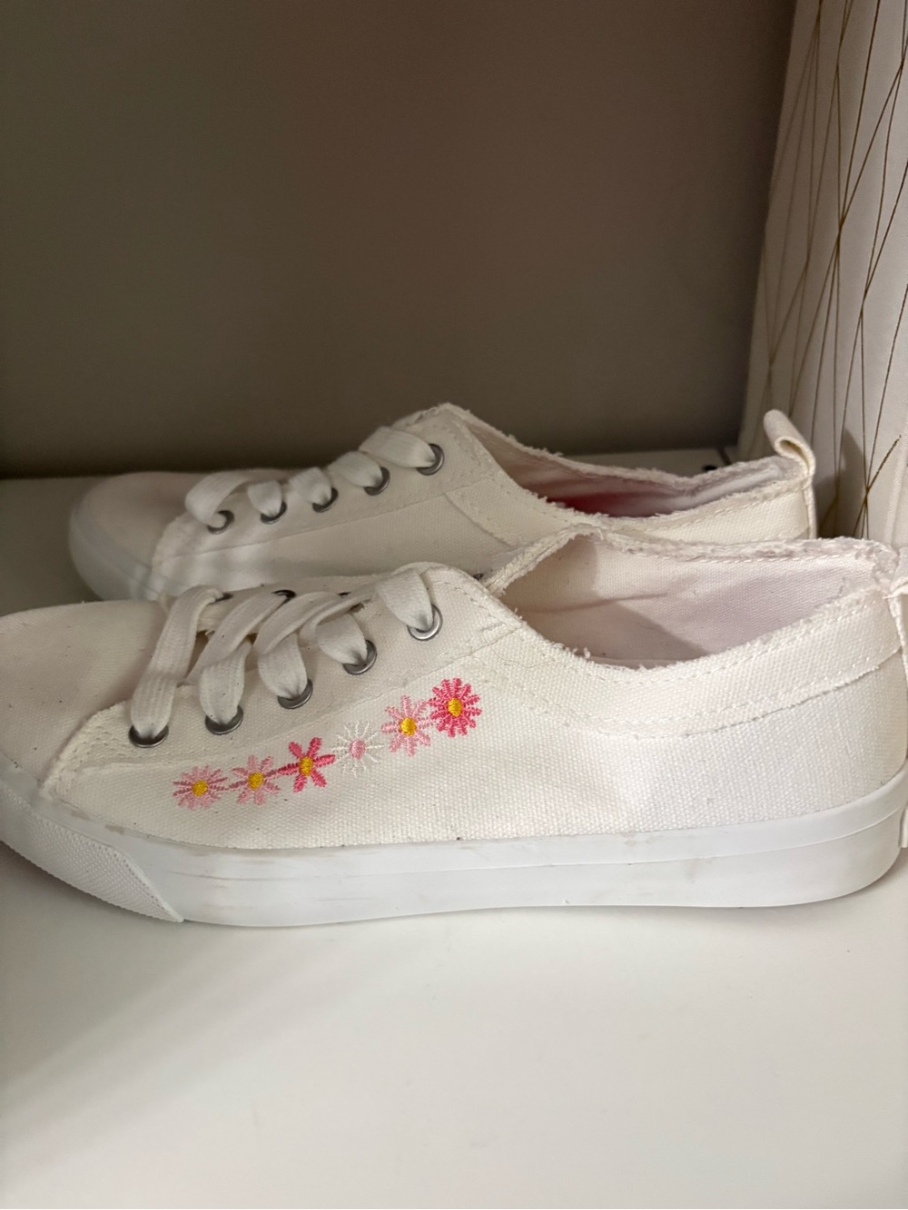 Tommy Bahamas Women’s White Canvas Sneakers with Pink floral Embroidery - Picture 6 of 7